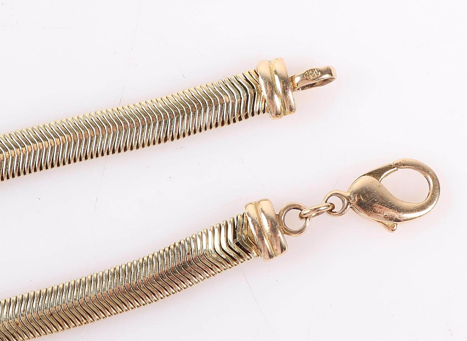 Kette mit Feingehaltspunze 585 auf einem Verschlussteil