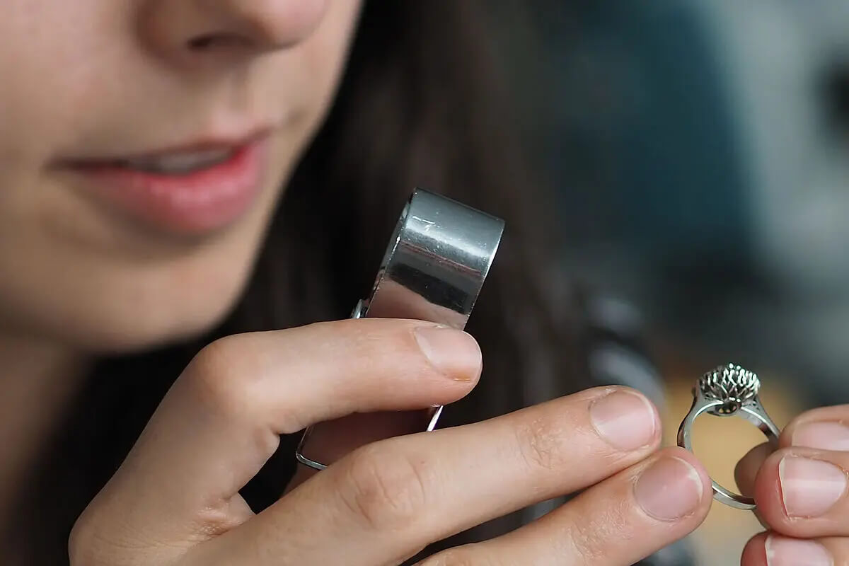 Schätzmeisterin mit Ring und Lupe