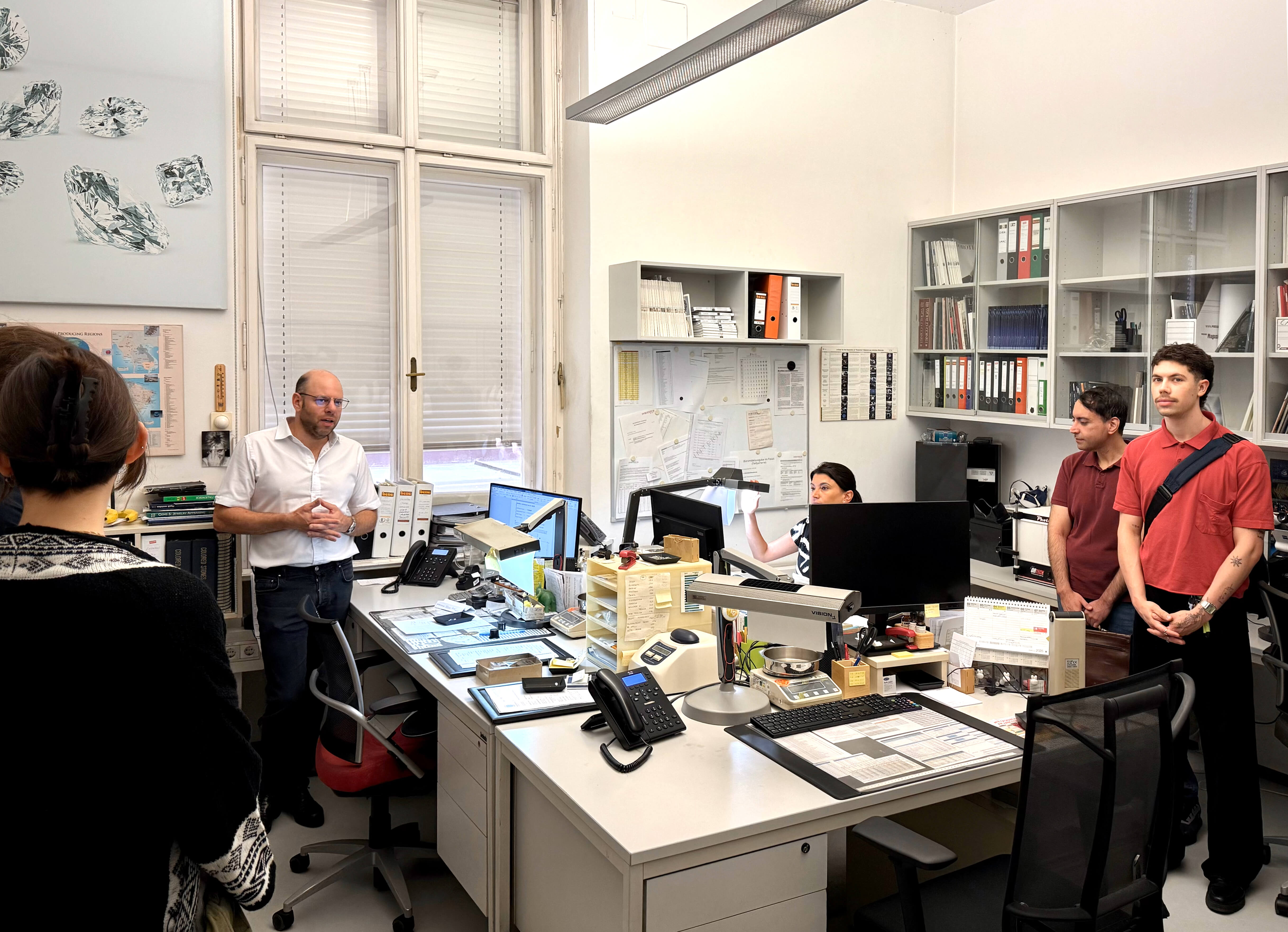 Laborleiter Schätzmeister Eckmann informierte über die Tätigkeiten von Gemmologen und Sachverständigen 