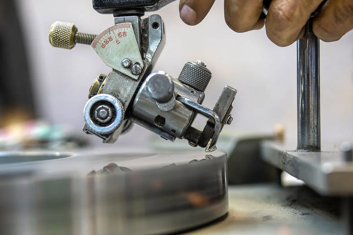 Gerät zur Bearbeitung von Diamanten, ein Diamant im Brillantschliff wird poliert