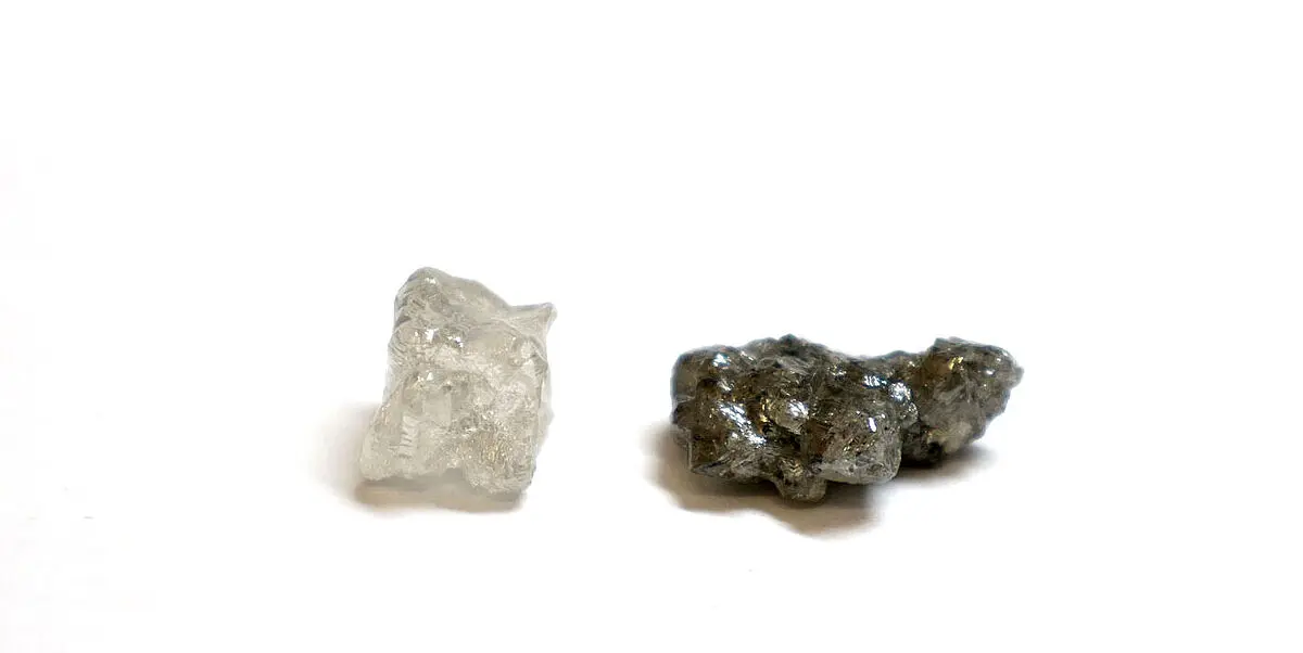 Weißer und schwarzer ungeschliffener Diamant