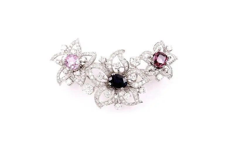 Florale Brosche mit Brillanten