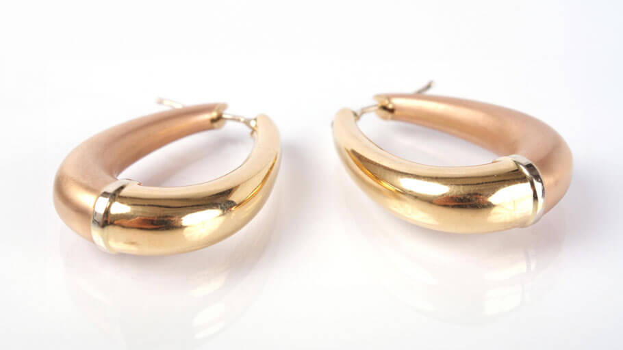 Für alle Hautuntertöne geeignet: Ovale Creolen in Gelbgold, Weißgold, Roségold