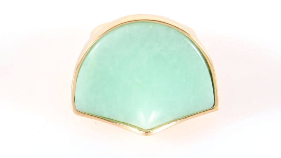 großer Design Statementring mit grünem Schmuckstein in Gelbgold gefasst