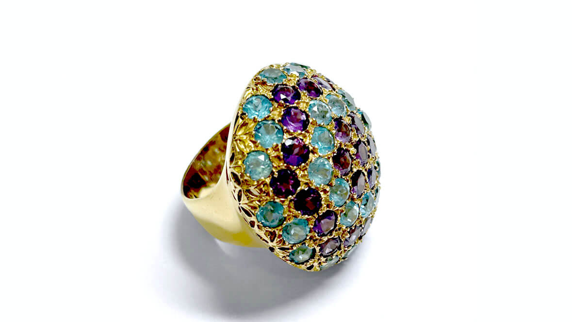 Cocktailring aus Gelbgold mit blauen Topasen und lila Amethyst