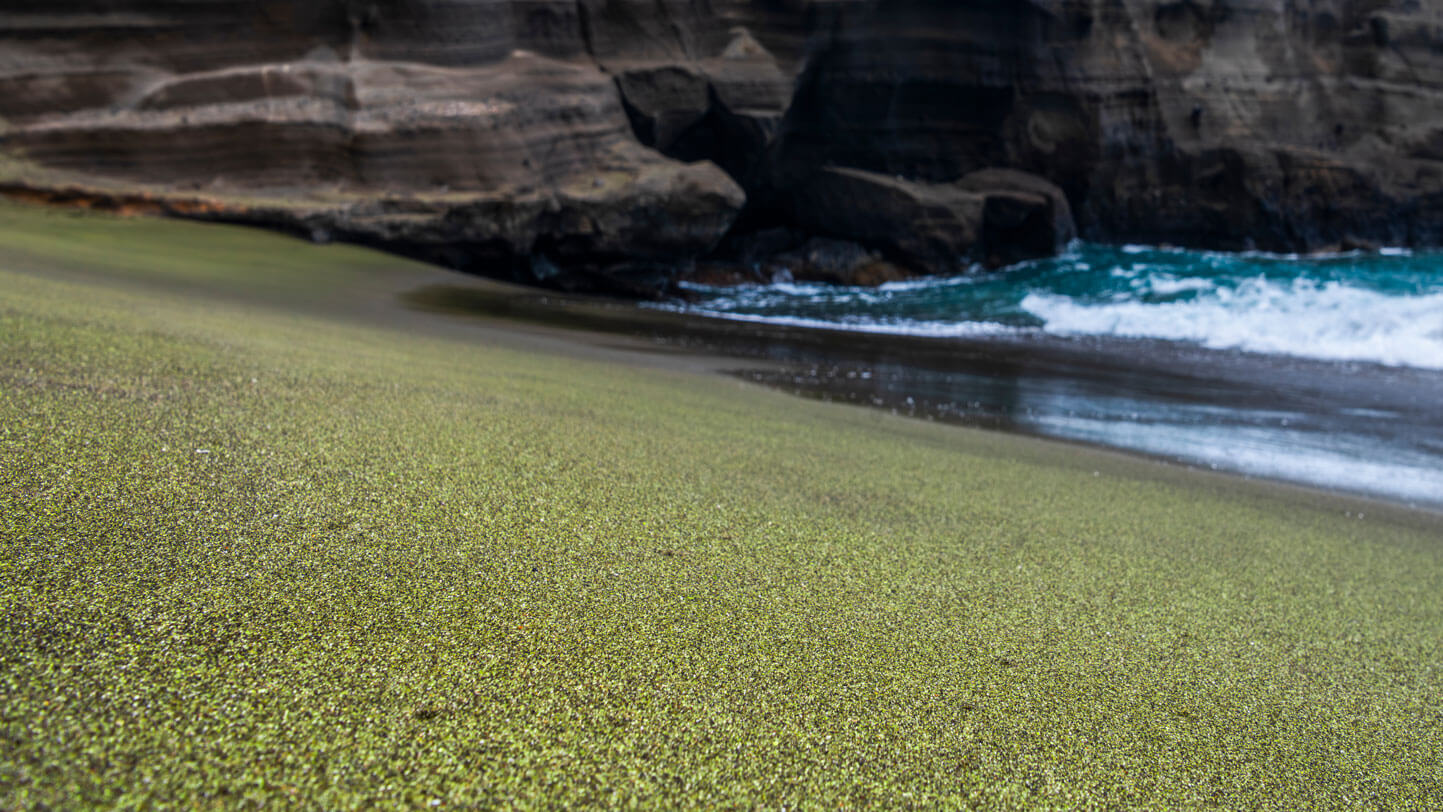 Stand und Meer: grüner Sand aus Peridot, Hawaii Papakolea Beach