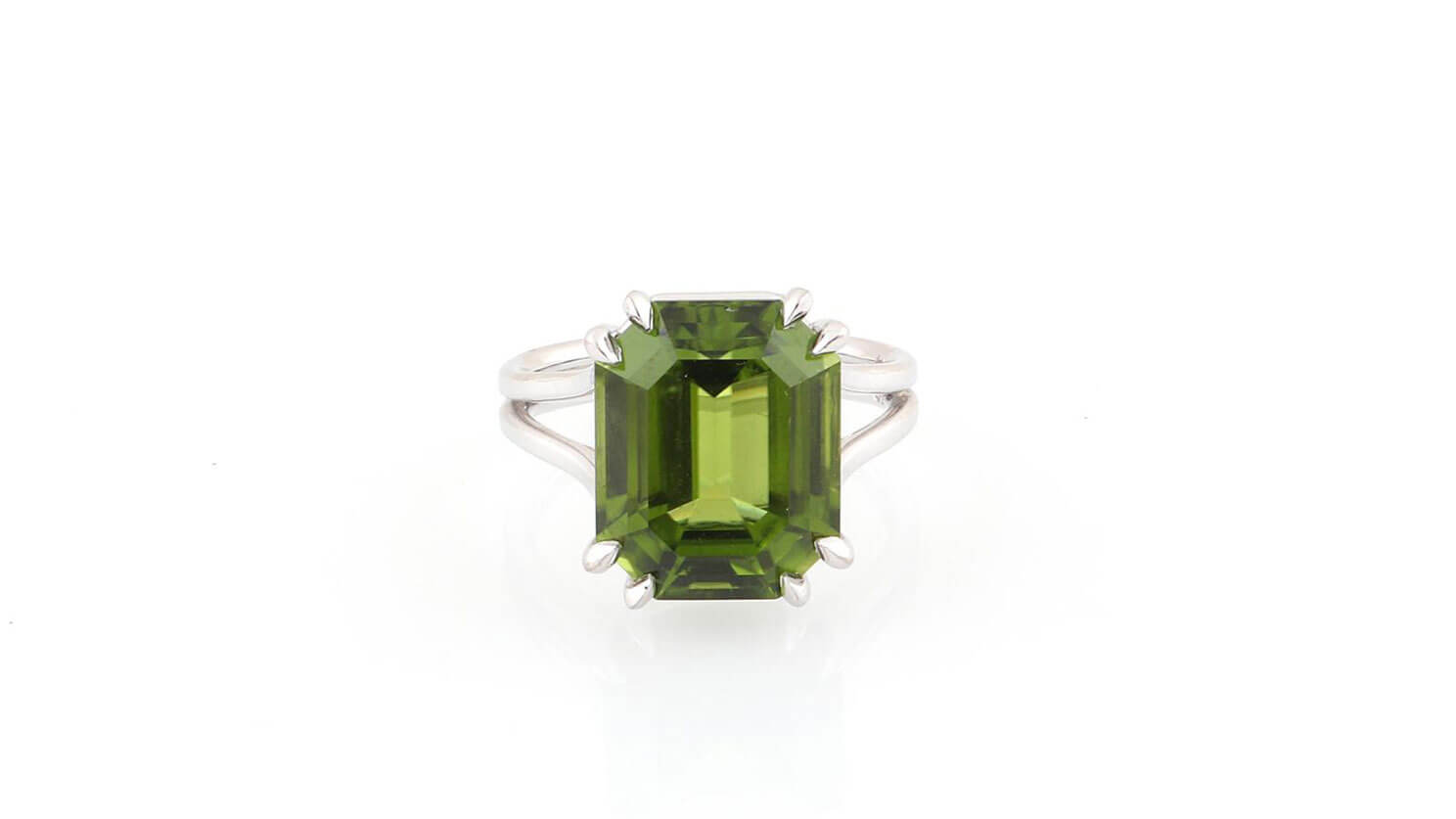 Peridotring- Weißgold mit einem satten olivgrünen Peridot 