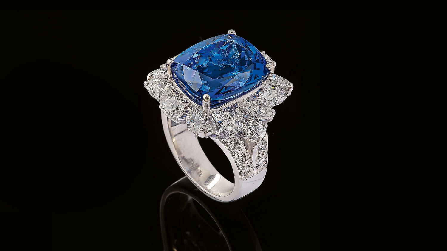 Tansanitring mit Diamanten, Blick seitlich