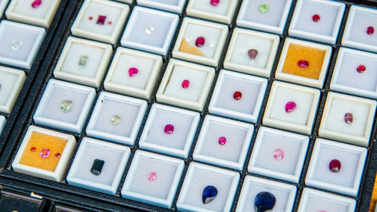 Edelsteinmarkt in Chanthaburi, Thailand, mit Korunden in verschiedenen Qualitäten