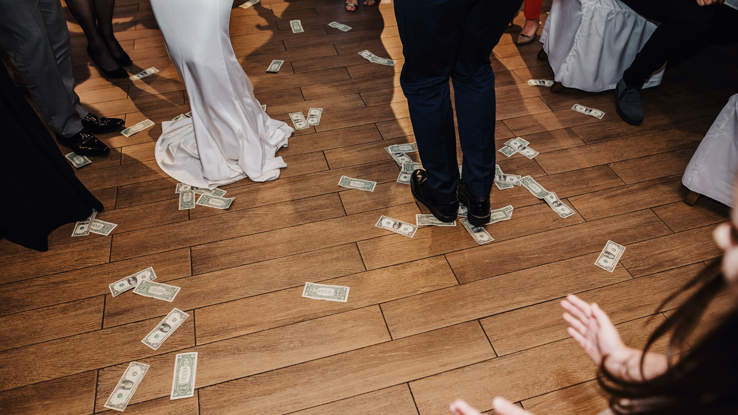 Hochzeitsgesellschaft bewegt sich, am Boden Geldscheine