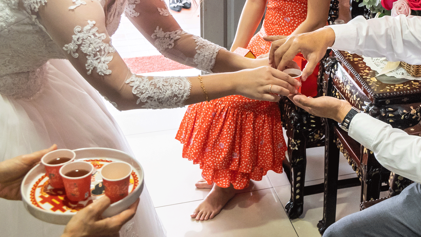Hchzeitstradition: Braut übergibt eine Tasse Tee