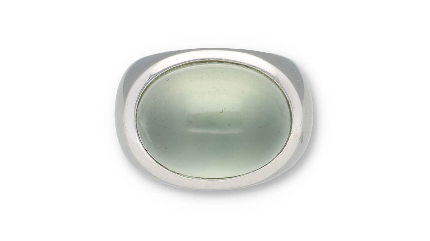 Grüner Mondstein Cabochon in einem Ring mit Weißgold