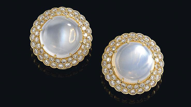 Ohrschmuck aus Gold mit Mondstein Cabochon