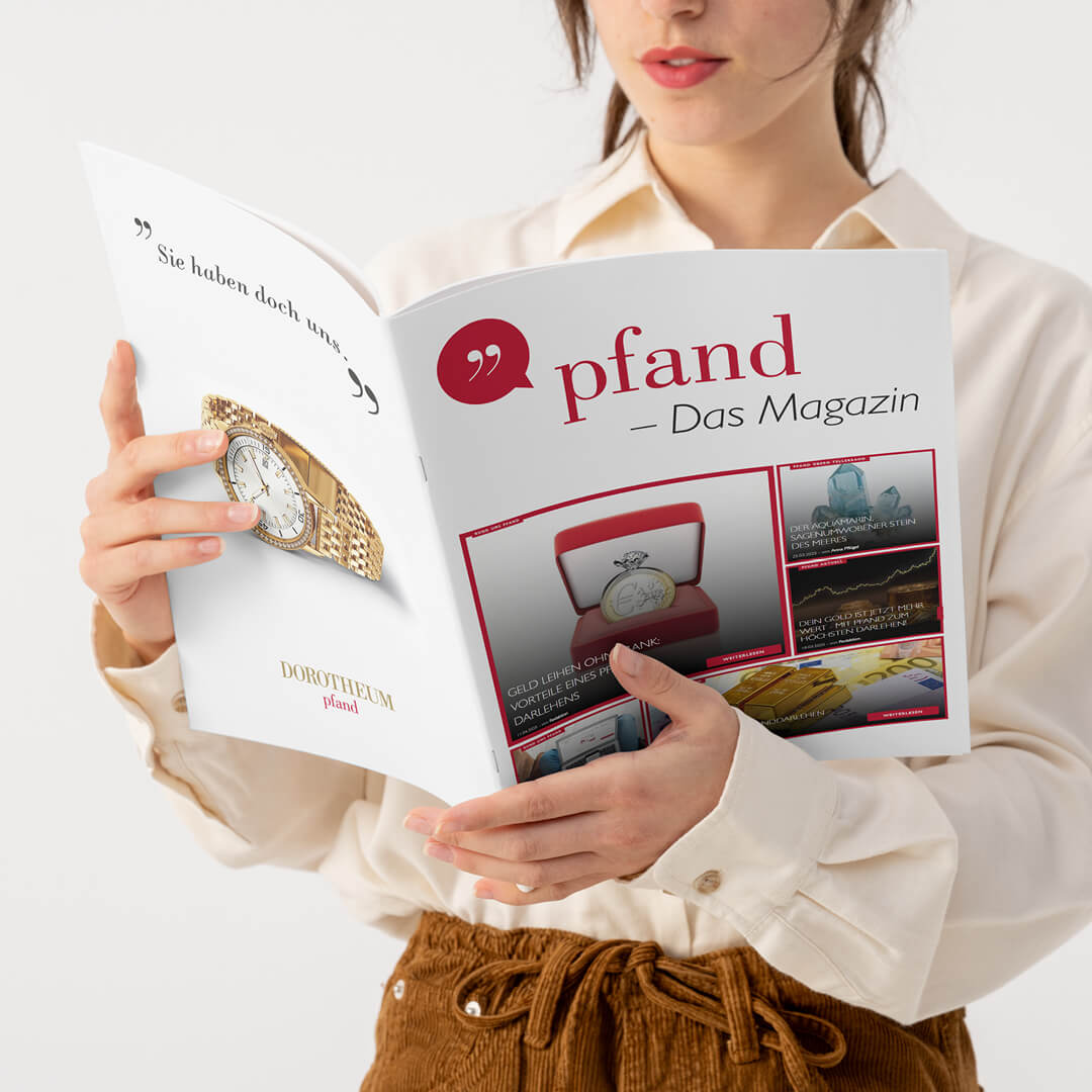 Frau liest in einer Zeitung