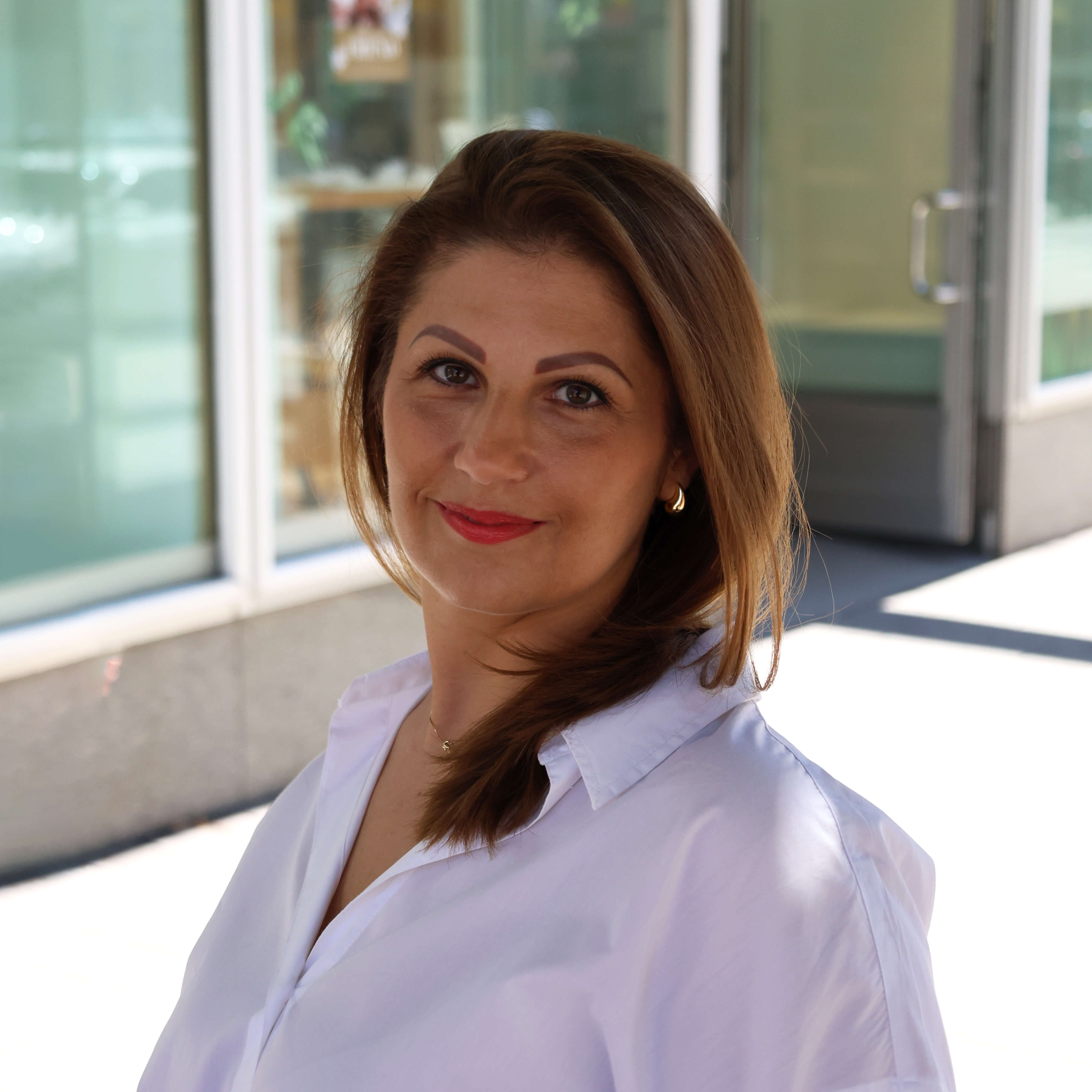 filialleiterin-Borbala-Balku-Szabo-steht-vor-der-filiale-im-schatten-unter-einem-baum