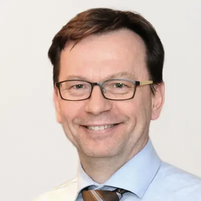 filialleiter-in-laechelnd-in-portrait-mit-blauem-hemd-krawatte-und-brille