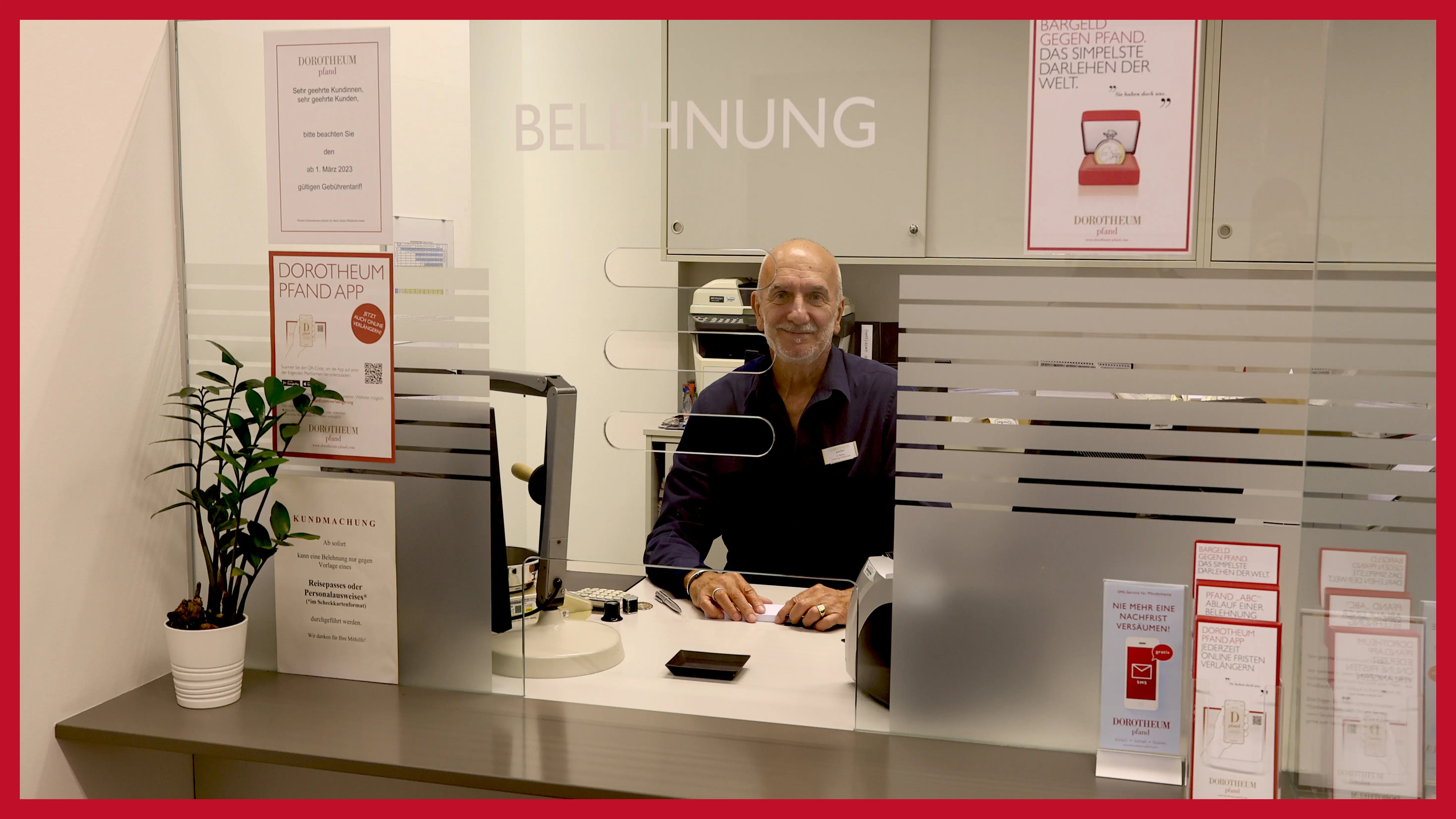 filialeiter-und-schaetzmeister-laechelnd-hinter-einem-schalter