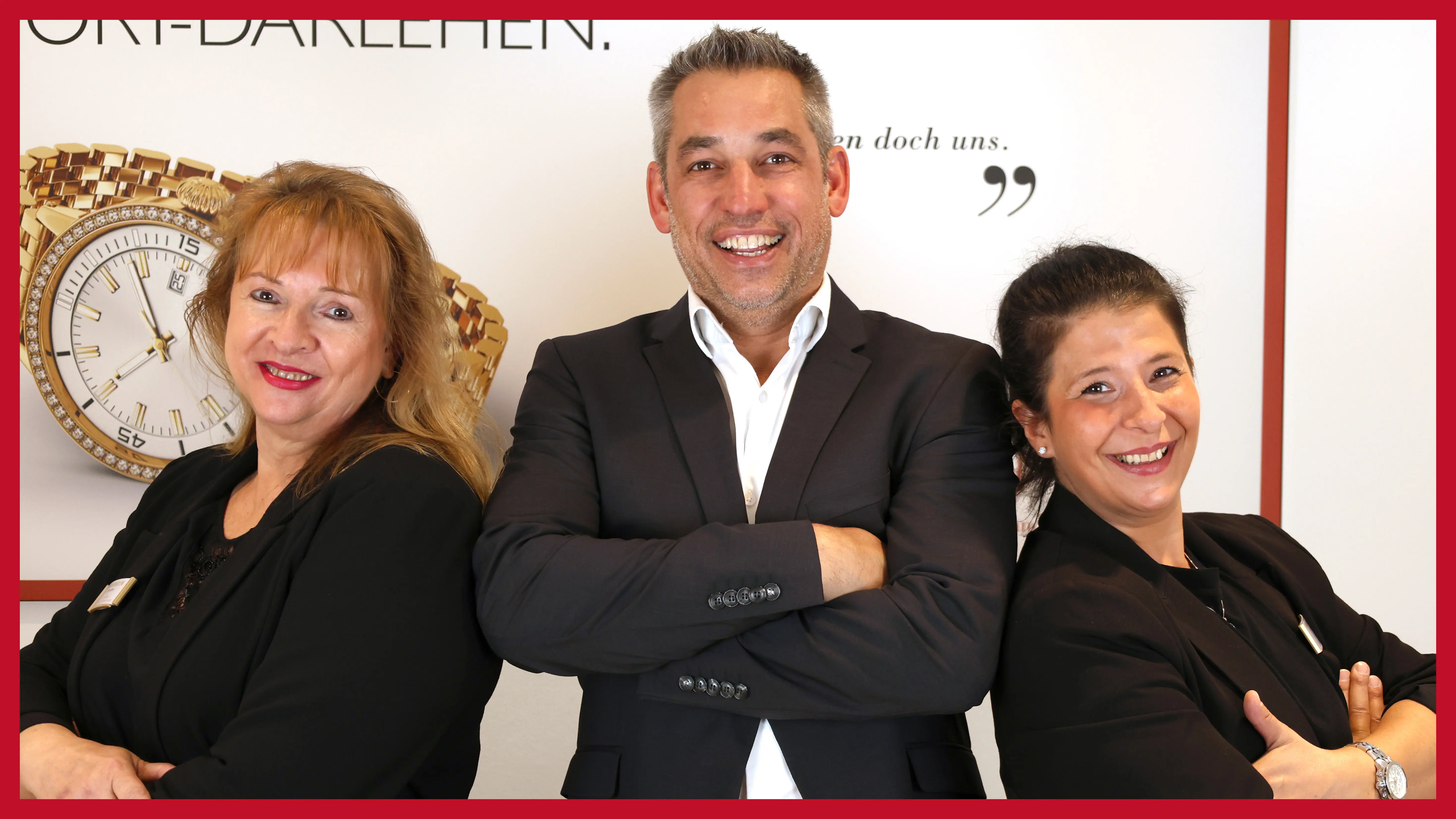 derikoepfiges-team-steht-mit-verschraenkten-armen-vor-einem-plakat-in-der-filiale