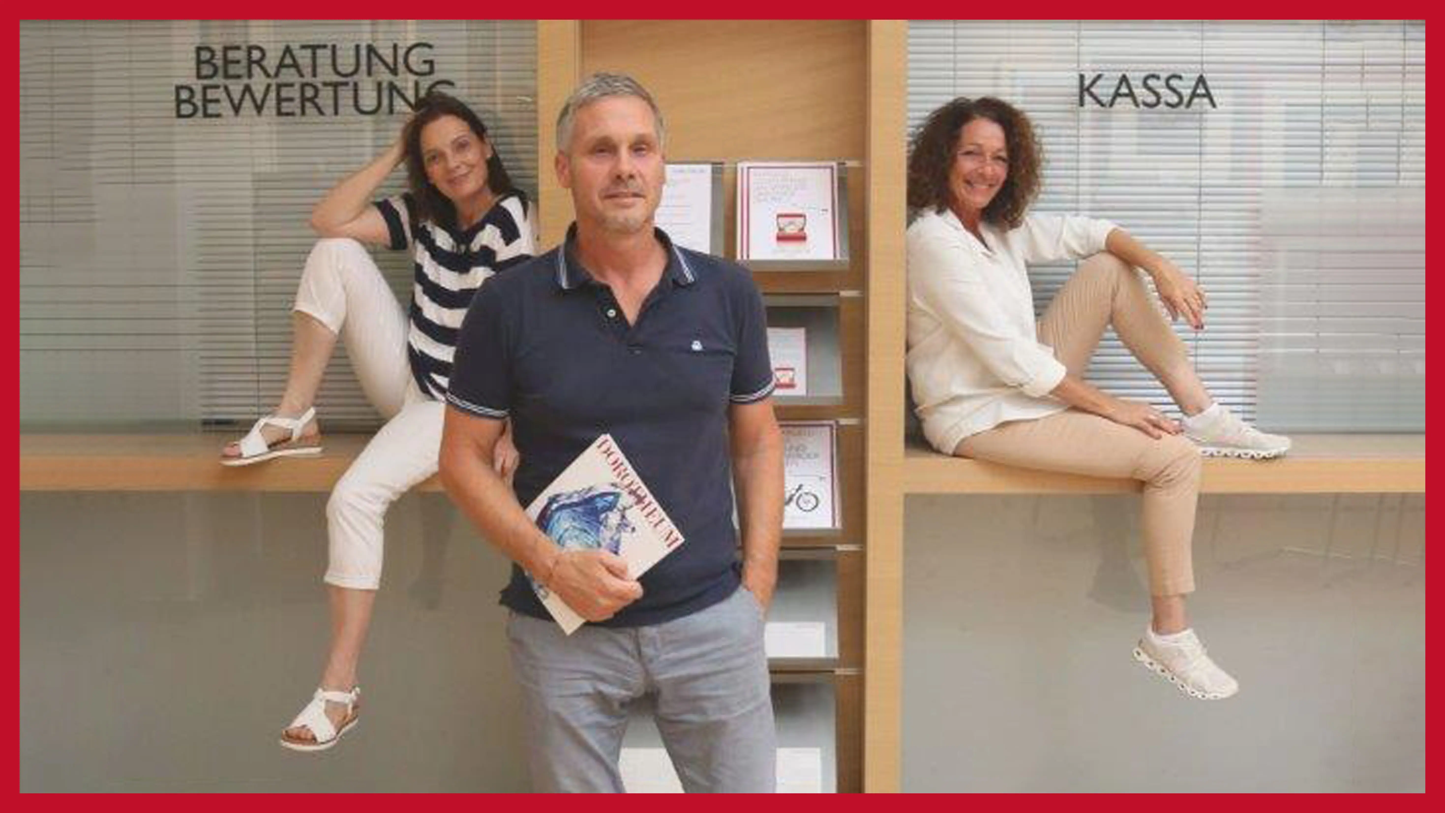 driekoepfiges-team-vor-einem-schalter