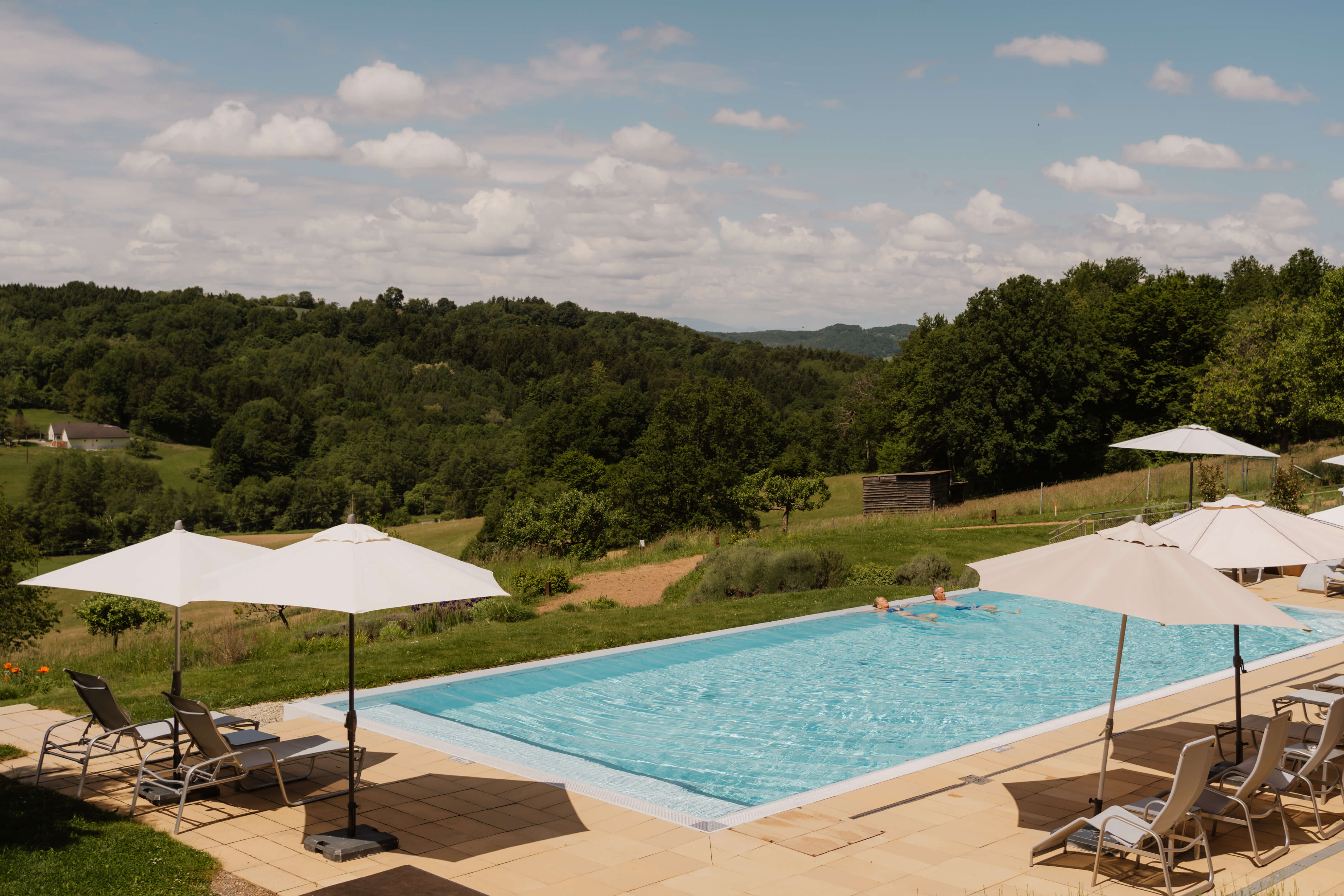 Outdoor-Pool mit Weitblick auf Landschaft