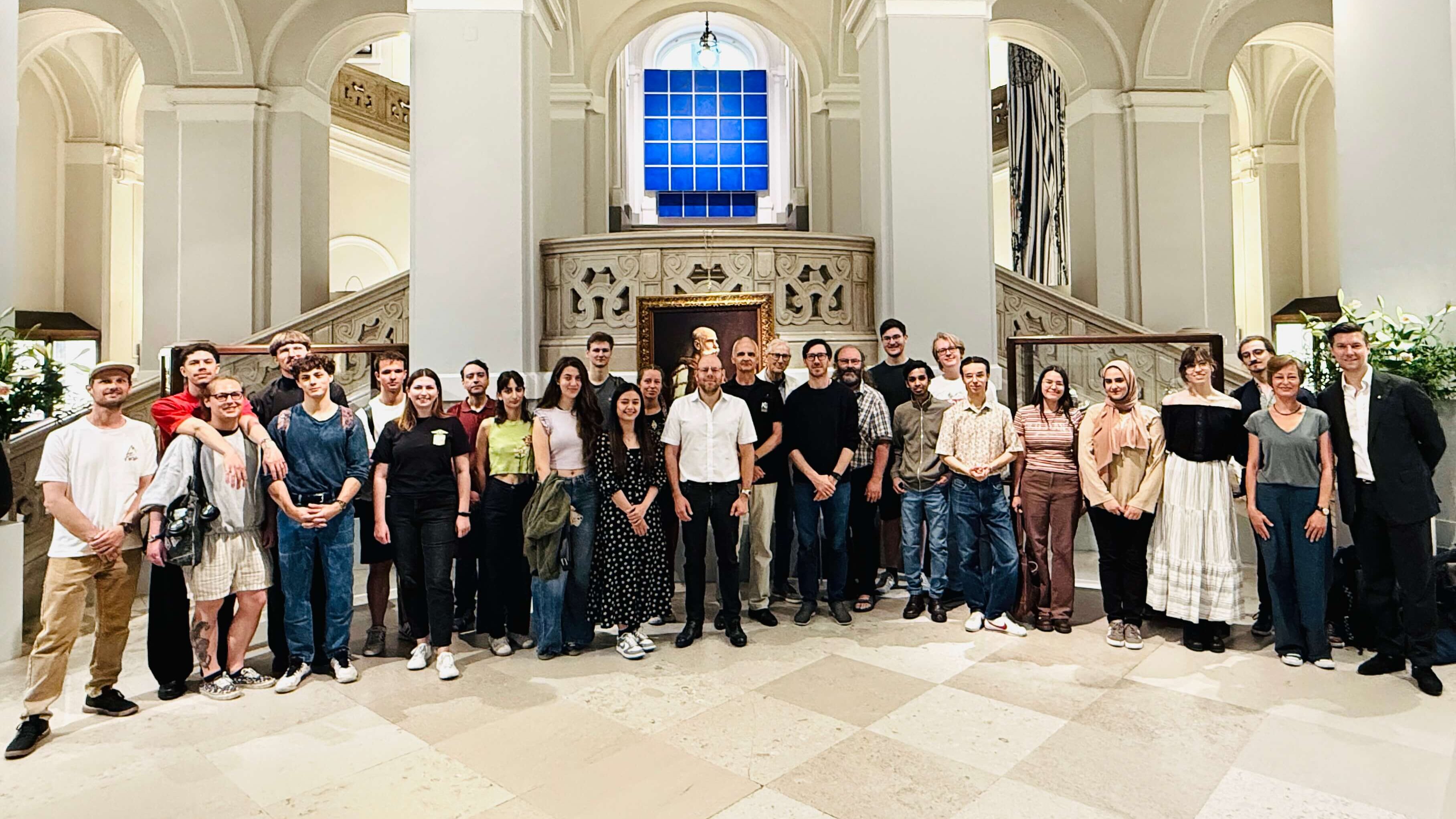 Gruppenfoto: Ein Besuch im Dorotheum Juwelenlabor