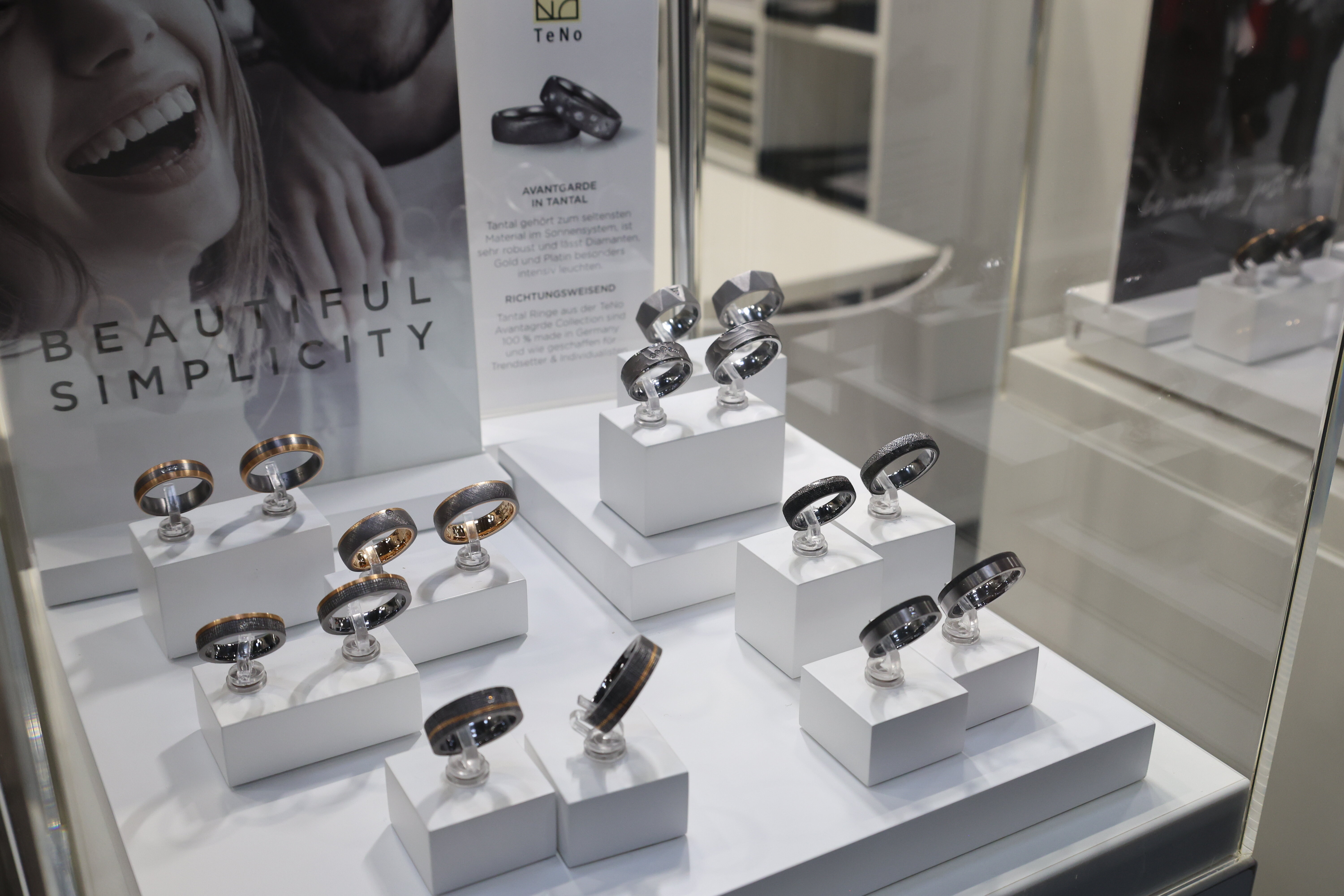 Eheringe aus Tantal, Roségold und Brillanten