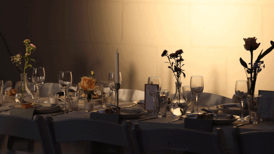 dekorierte und gedeckte Hochzeitstafel mit stimmungsvollem Licht