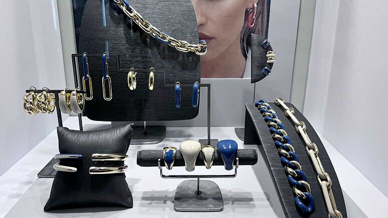 Schmuck mit blau weißen Farbakzent