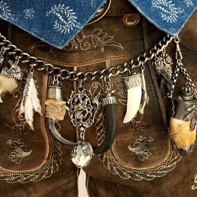 Lederhose mit Trachtenschmuck Charivari am Latz