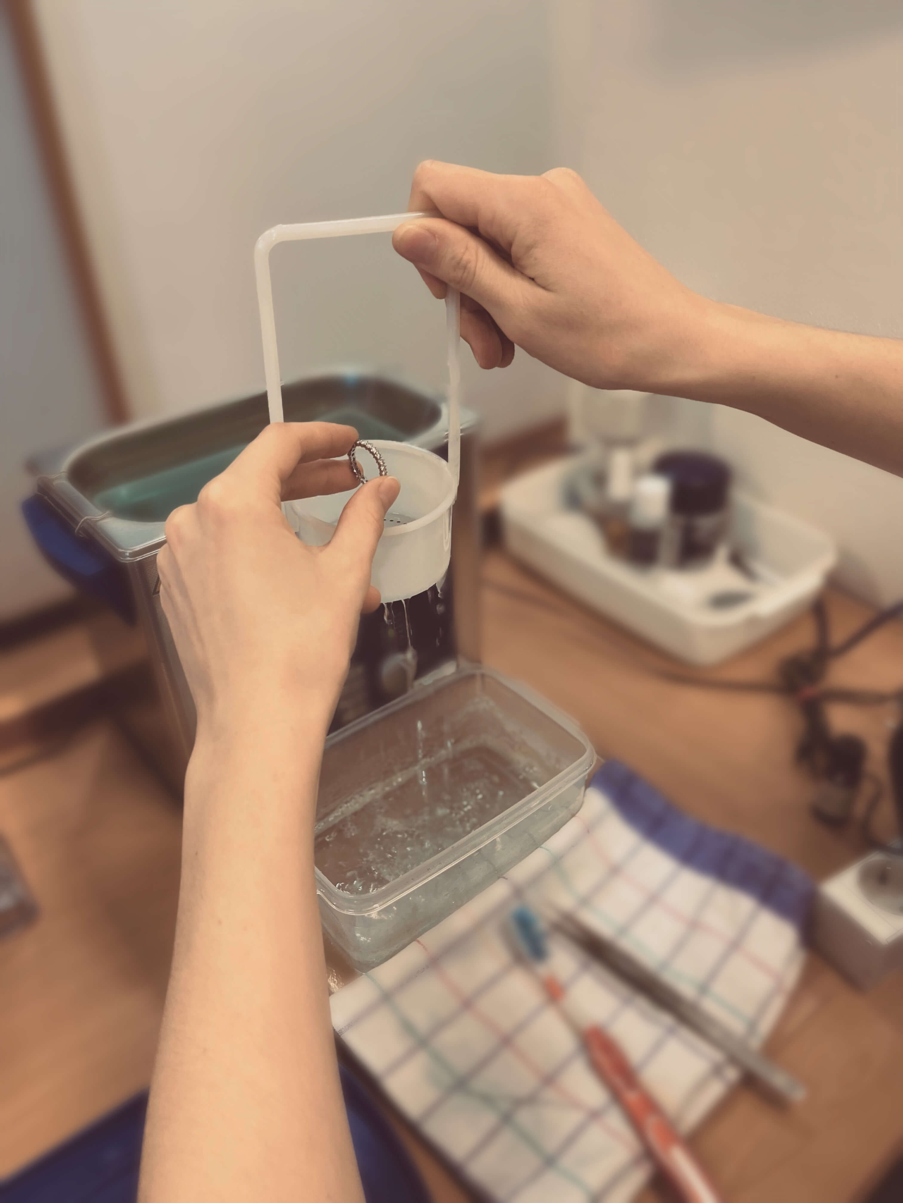 Schmuck Reinigung in der Pfandleihe Dorotheum