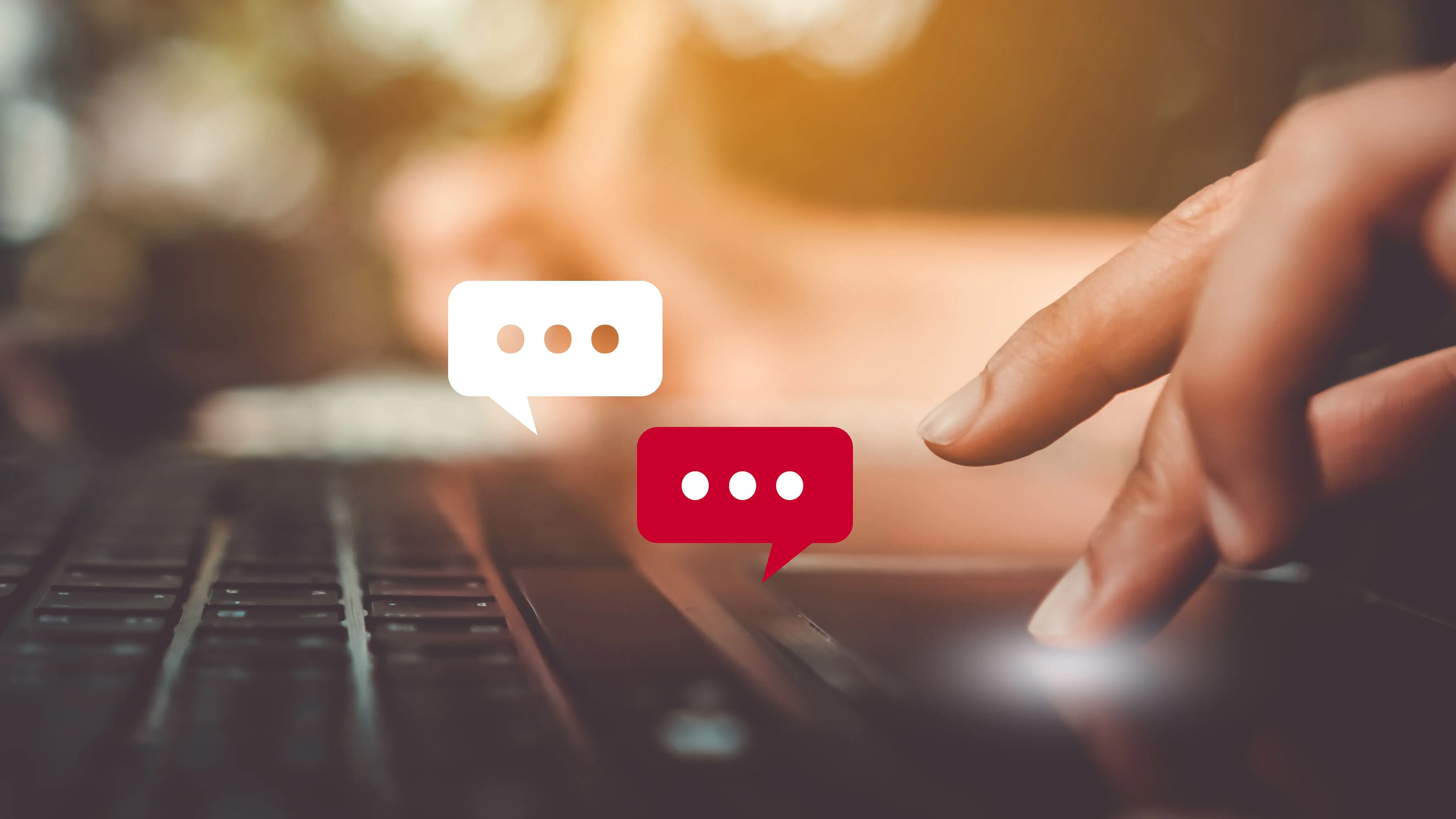 Hand mit einer Tastatur