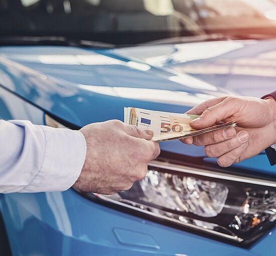 Autopfand-Kunde bekommt Geld und kann das Auto weiterhin benutzen.