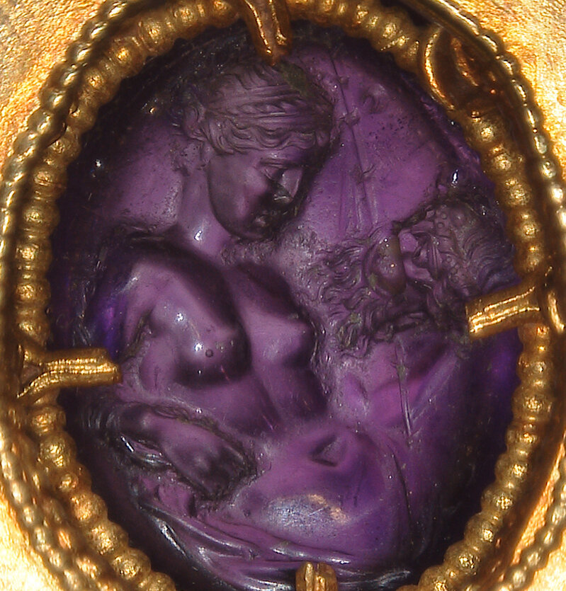 Der umgekehrt gefasste Amethystchabochon