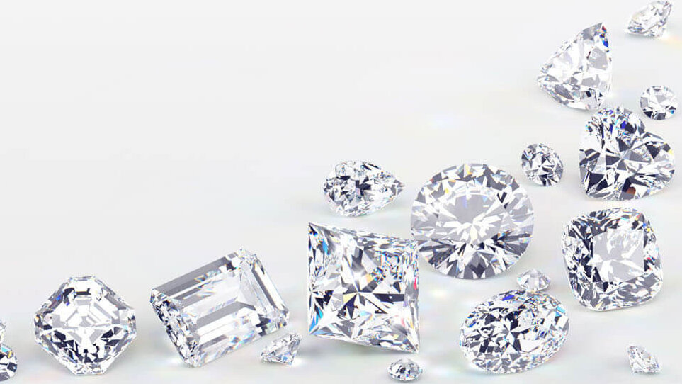 Diamanten in allen Schliffen auf weißem Hintergrund