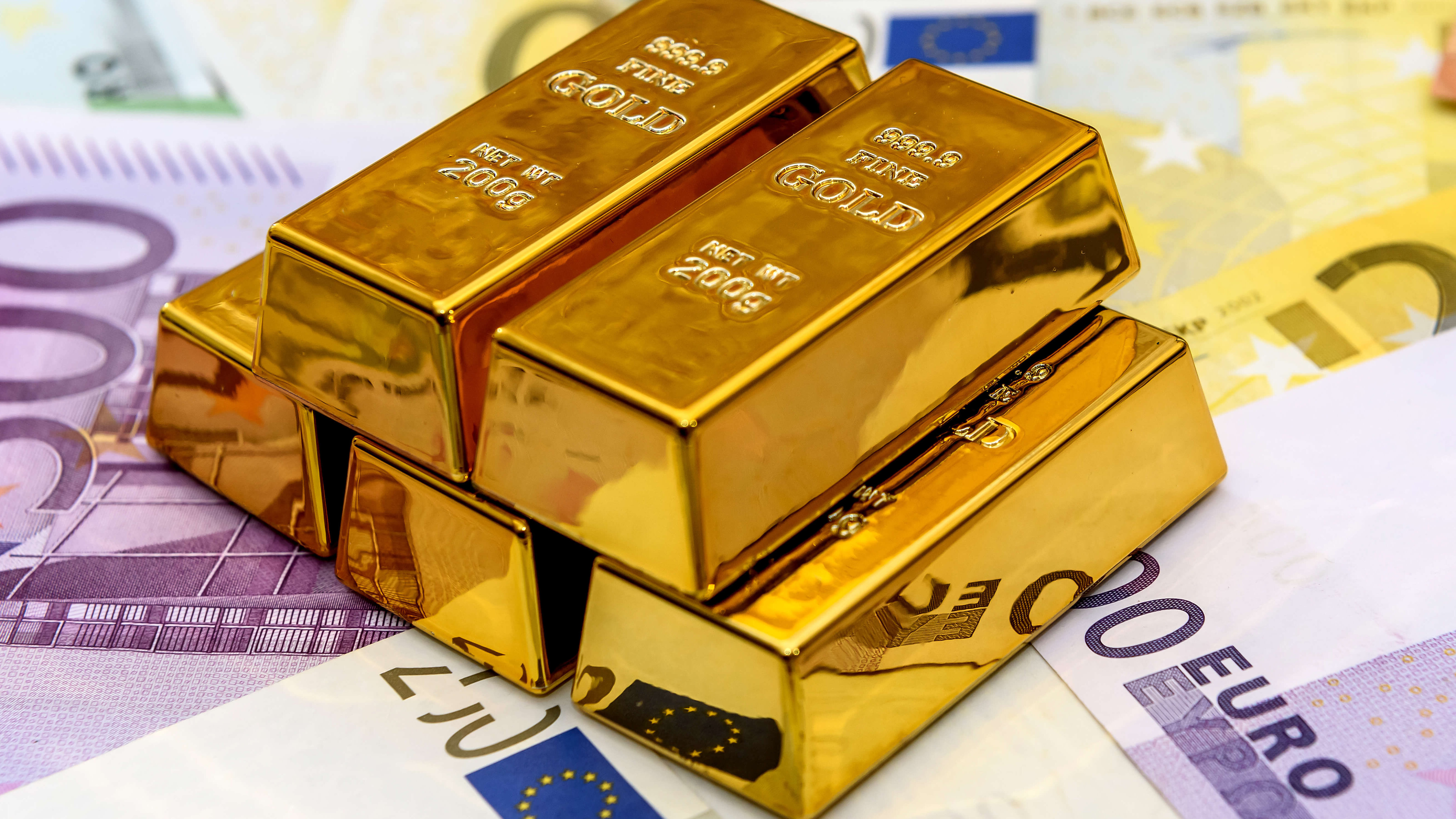 Pfanddarlehen oder Goldankauf: Bargeld mit Goldbarren