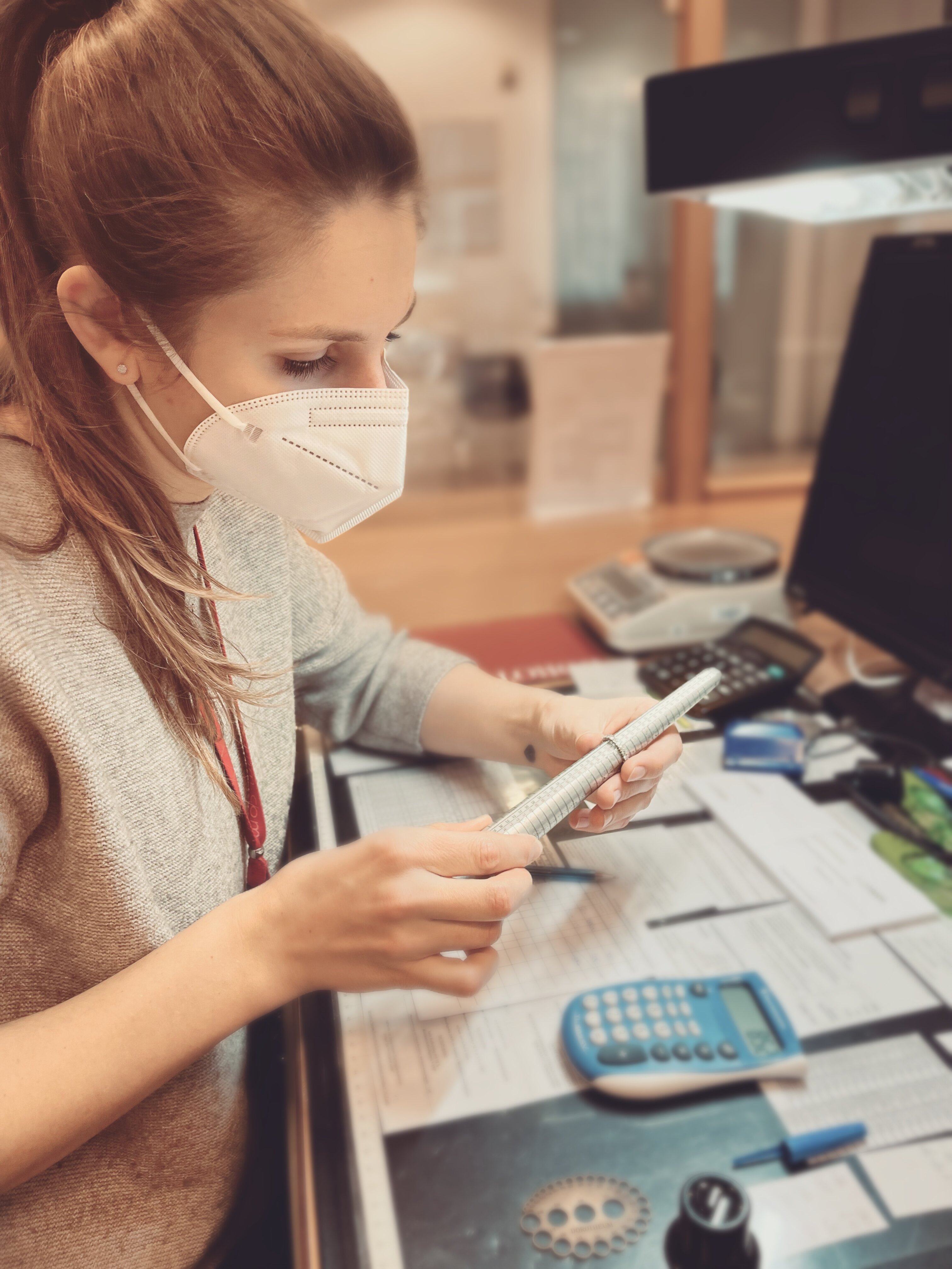 Schmuck Schätzung in der Pfandleihe Dorotheum.