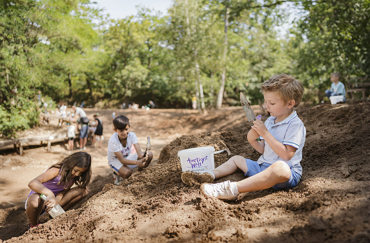 Kinder beim Schatzsuchen