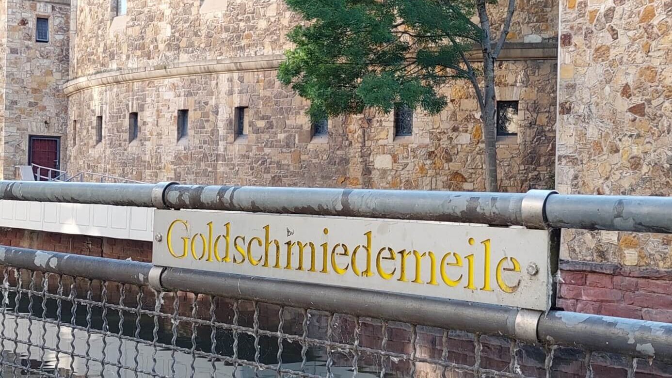 Foto vom Schriftzug Goldschmiedmeile in Pforzheim