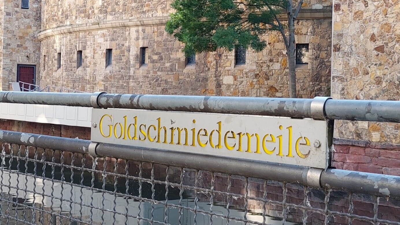 Foto vom Schriftzug Goldschmiedmeile in Pforzheim
