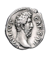 silberfarbene Muenze aus dem Mittelalter