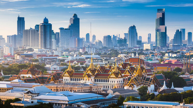 Grand Palace mit Wolkenkratzern im Hintergrund Bangkok, Thailand