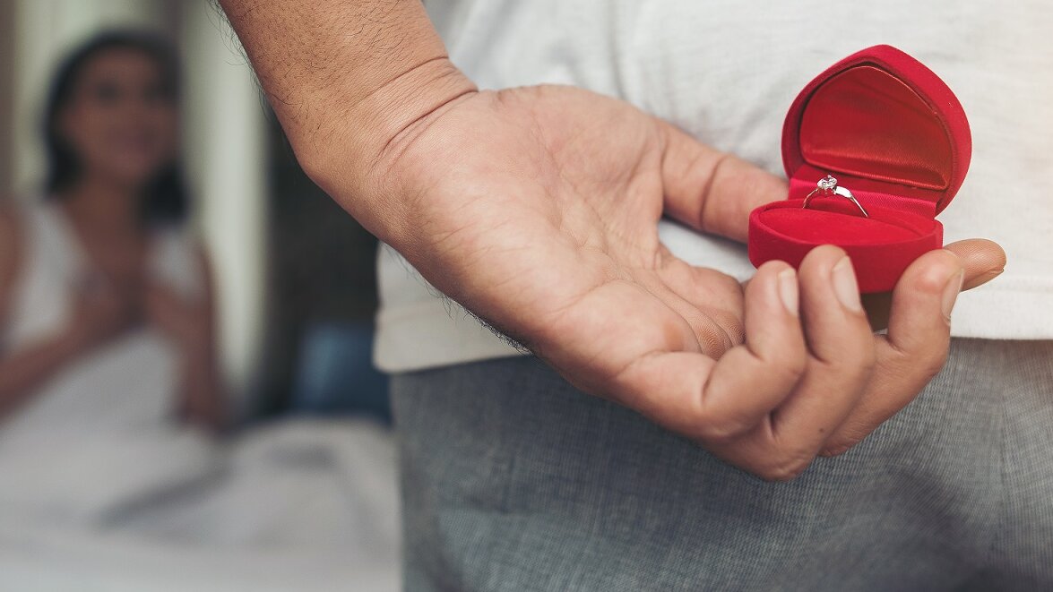 Mann überrascht mit Verlobungsring 