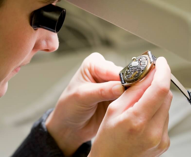 Schätzmeister mit Lupe und Uhr im Dorotheum