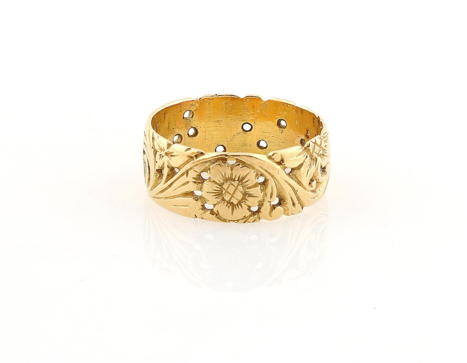 Ring mit floralem Muster