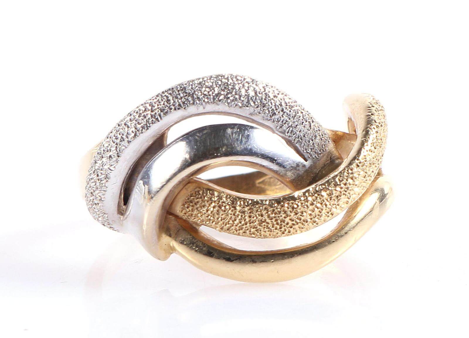 Eheringe umarbeiten mit diamantierten Oberflächen und unterschiedlichen Goldfarben