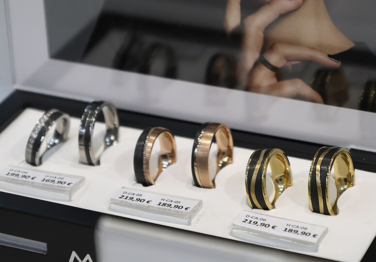 Trauringe aus Edelstahl mit Carbon