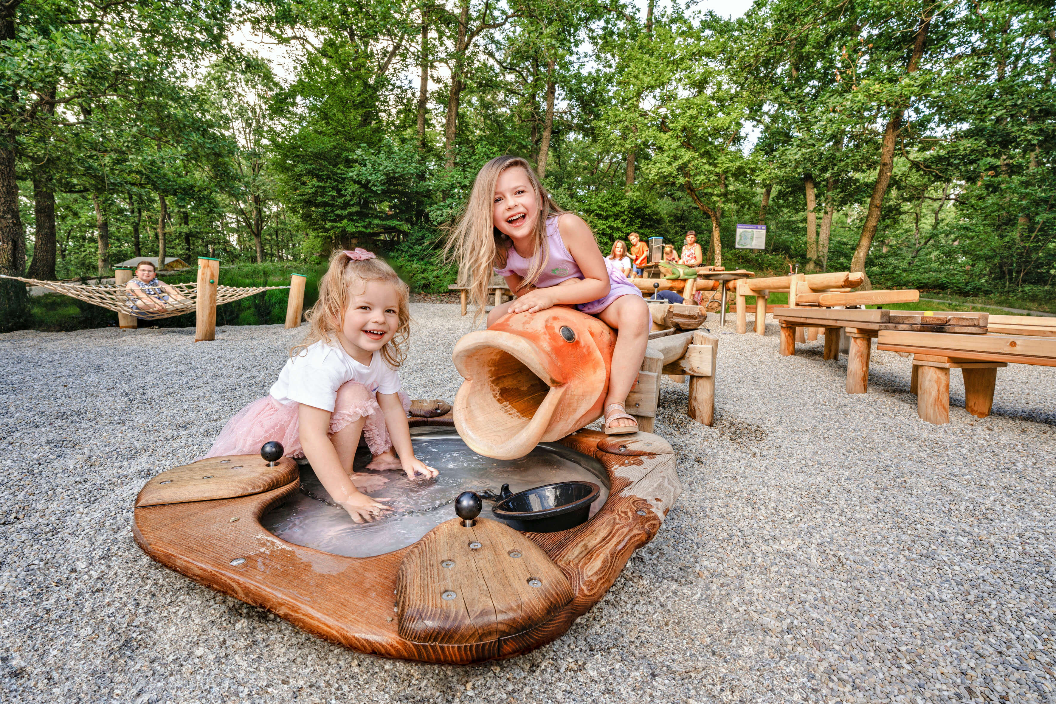 Kinder und die Wasserspielanlage