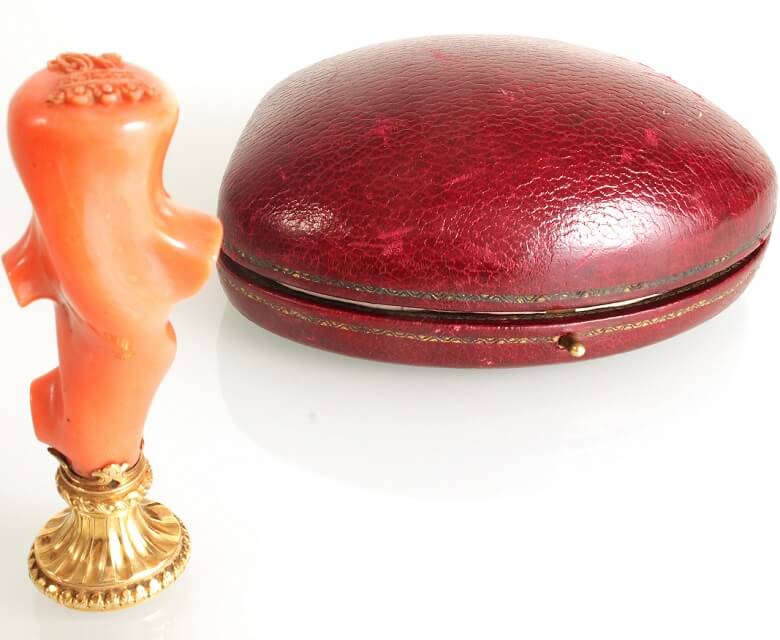 Petschaft neben geschlossenem Etui stehend