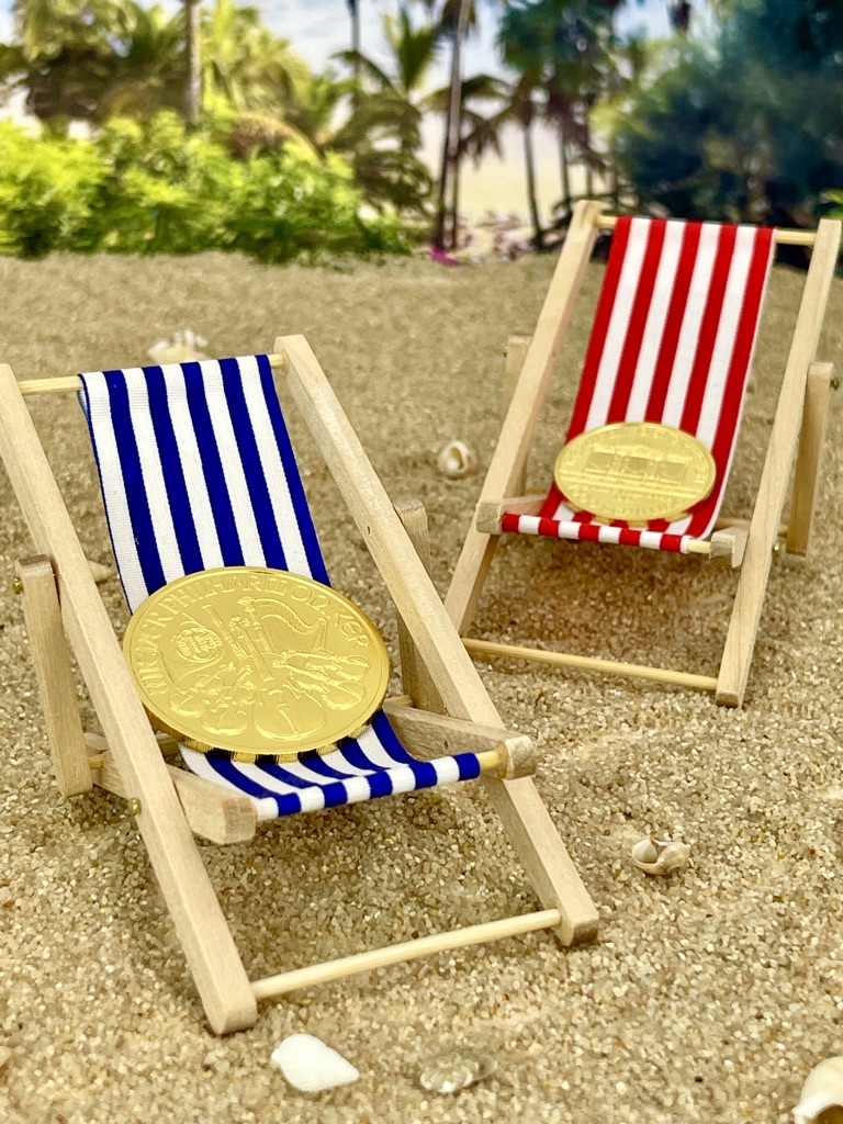 Goldmünzen im Liegestuhl fürs Reise finanzieren