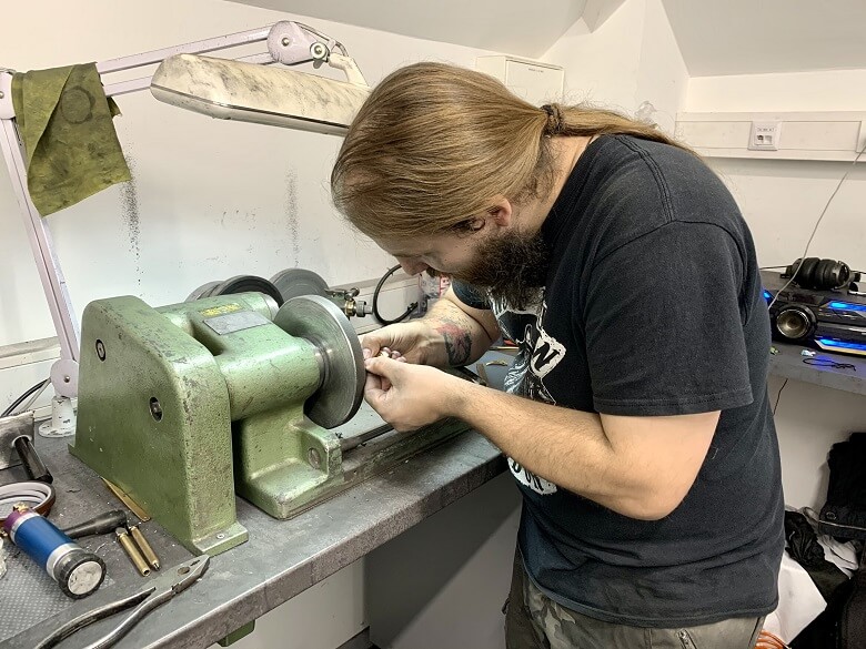 Kevin Paul beim Lapidieren